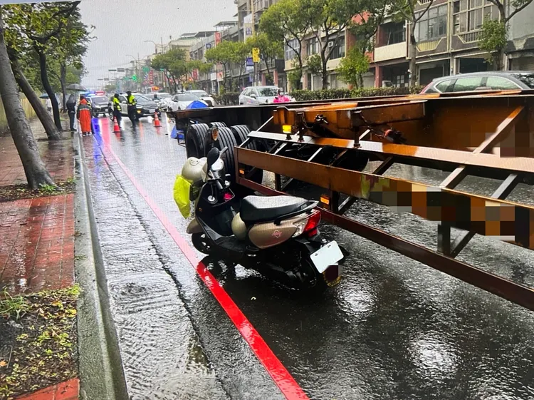 機車遭聯結車擦撞。中壢警分局提供