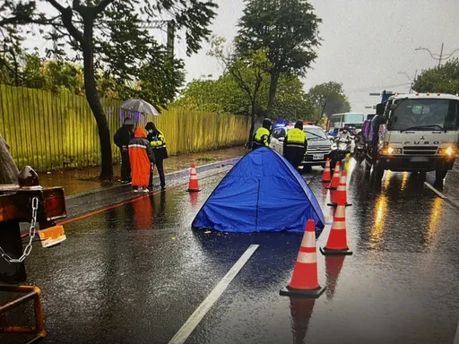 視線死角惹禍!綠燈起步沒看到 聯結車撞機車母女1死1傷