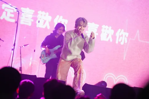 鼓鼓唱到一半「失聲」了! 毛一直飛到臉上跟嘴悄悄吐毛