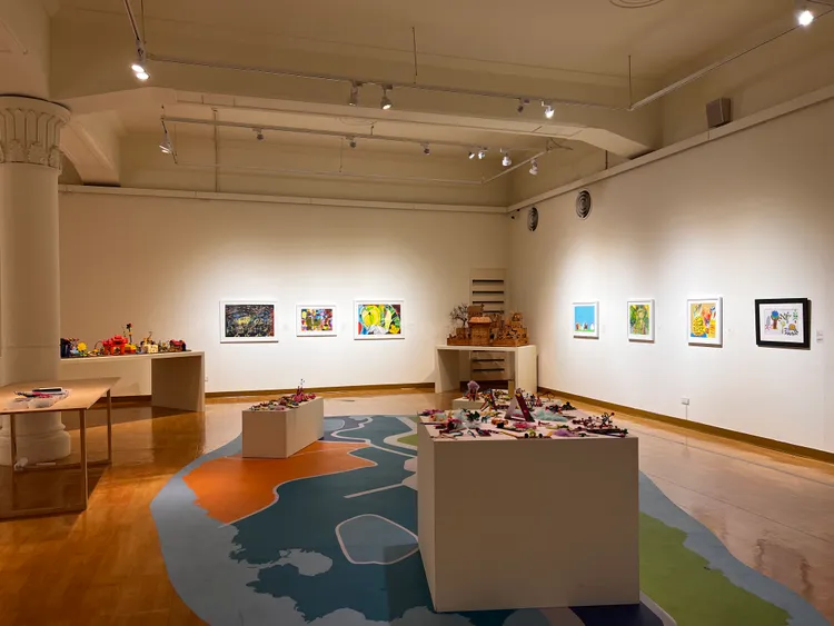 《異想之境—共融遊藝場》即日至113年3月3日在屏東美術館展出。縣府提供