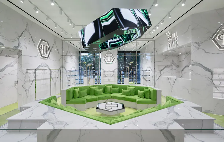 店內的六角形環繞式LED幻象螢幕與六角沙發。品牌提供