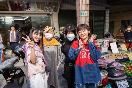 保庇天后王彩樺助陣黃捷　婆媽暴動！阿姨頭髮燙一半衝來合照