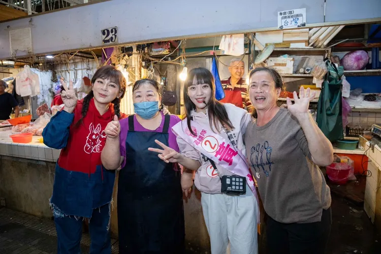 藝人王彩樺陪同黃捷在三和市場一同掃街，婆婆媽媽粉絲熱情歡迎。黃捷總部提供