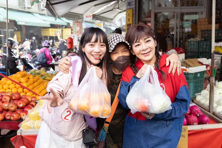 藝人王彩樺陪同黃捷在三和市場一同掃街，婆婆媽媽粉絲熱情歡迎。黃捷總部提供