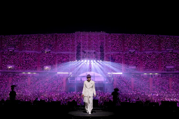 周杰倫在巡迴演唱會穿著DIOR男裝帥氣登場。品牌提供