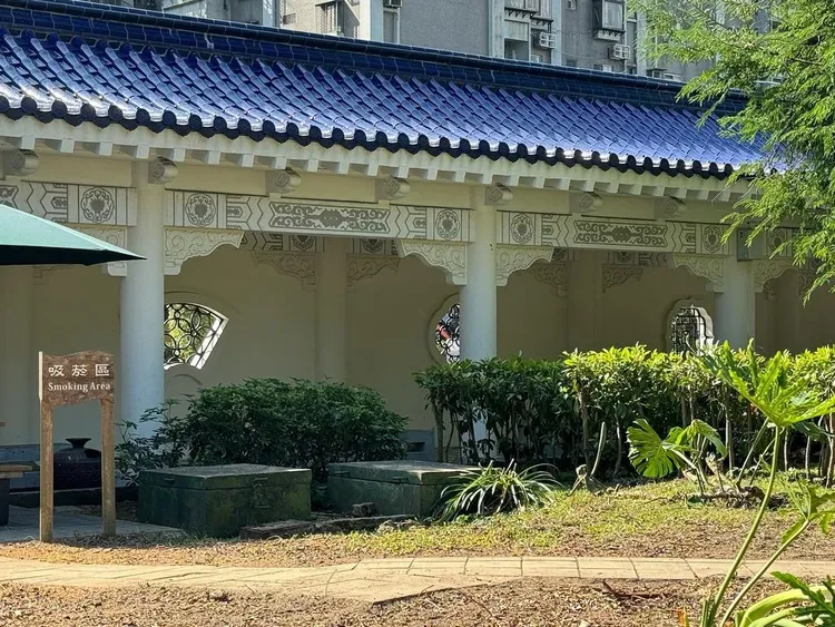 「吸菸區」的立牌。翻攝自邰智源IG