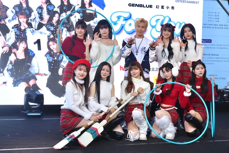 歐漢聲（後排中）替幻藍小熊站台。林林攝