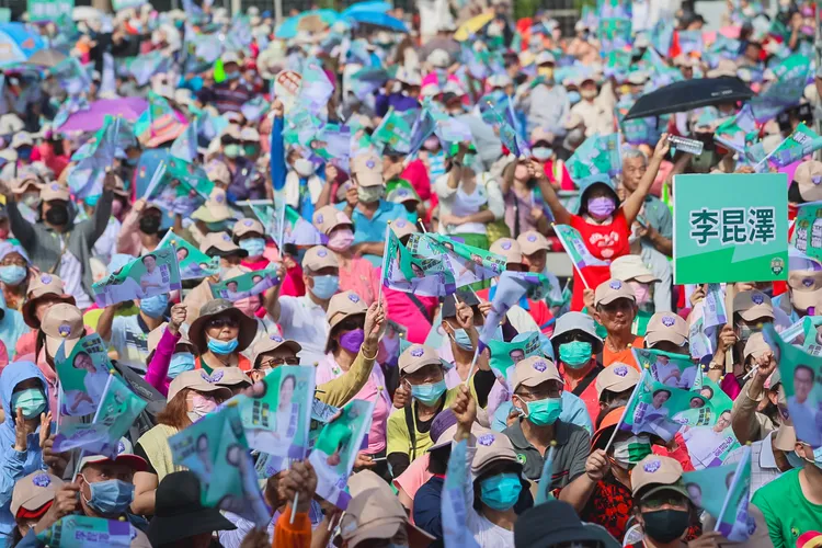大批民眾湧入造勢現場。賴清德競總提供
