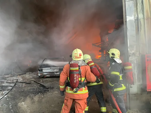 泰山工廠大火波及17家廠房漫天濃煙　面積燃燒2千坪1人燒燙傷送醫