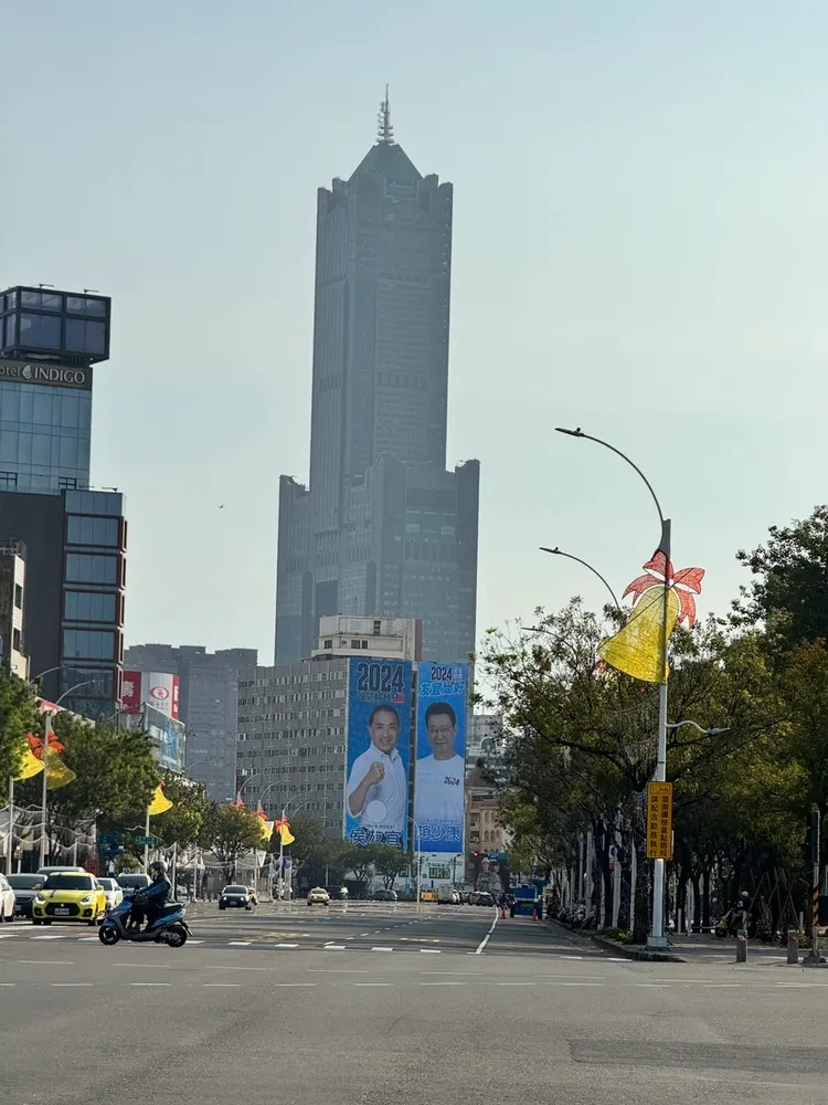 侯友宜、趙少康，高雄首面大型看板5日正式上架。市黨部提供