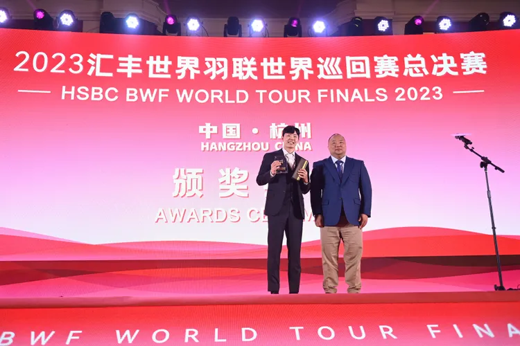 南韓徐承宰（左）領取最佳男運動員獎。新華社