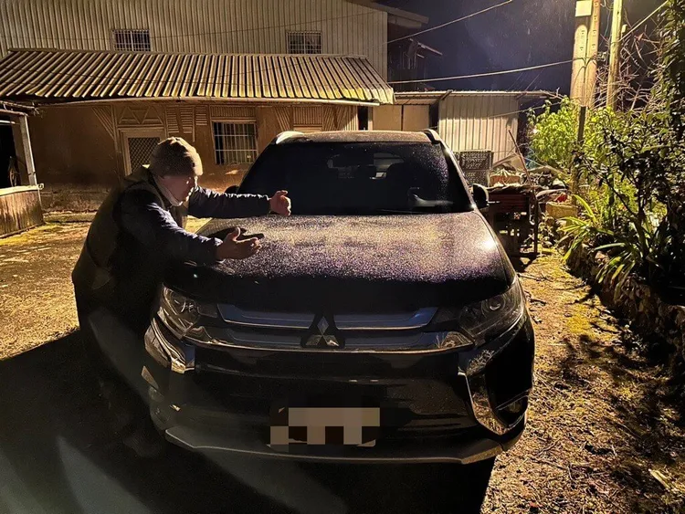 原客文史工作者廖賢德（圖）表示，22日晚間6時許新竹縣尖石鄉後山的新光部落出現下雪情形，他用手機記錄，也清楚拍到車子引擎蓋上覆蓋薄薄一層雪，族人都感到相當興奮。（廖賢德提供）中央社