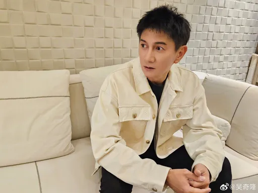 吳奇隆傳婚變亮相臉都瘦了!中國狗仔揭內幕「跟助理穿情侶鞋」