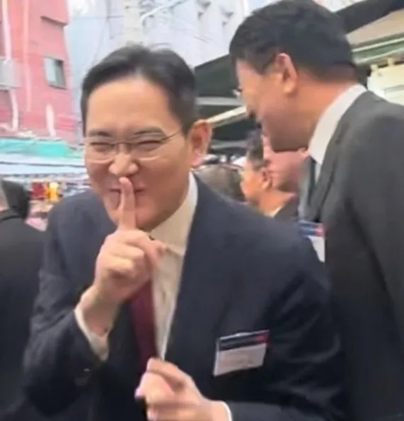 李在鎔難得露出搞笑表情在韓國各大網路論壇上瘋傳。翻攝FMKOREA