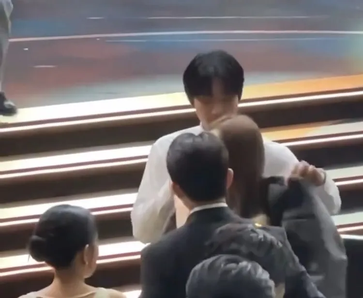 安孝燮為李聖經披上外套。翻攝heybiblee_glitter IG