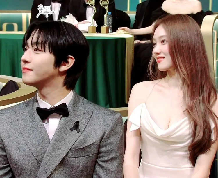 安孝燮（左）和李聖經今年在《浪漫醫生金師傅3》組成「恩宇CP」。翻攝heybiblee_glitter IG
