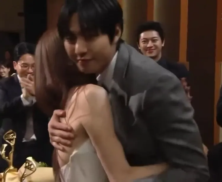 李聖經（左）得獎時和安孝燮愛的抱抱。翻攝heybiblee_glitter IG
