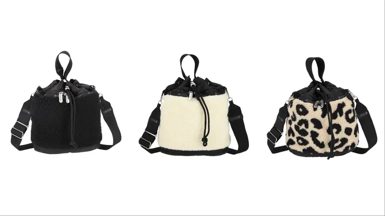 LeSportsac奢華黑（左起）、奶霜、野性豹紋羊羔絨迷你抽繩後背包，各7400元。品牌提供