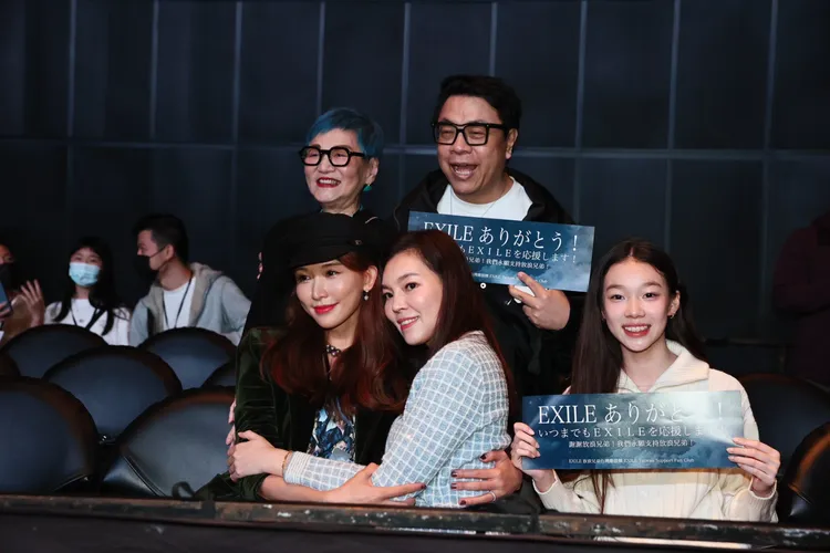 林志玲（前排左）擁抱曾馨瑩。彭欣偉攝