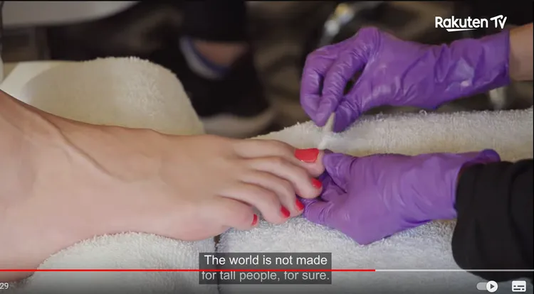 4人一起去做指甲。金氏世界紀錄YouTube