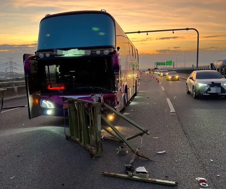 遊覽車撞到鐵架，車頭、前擋風玻璃受損。民眾提供