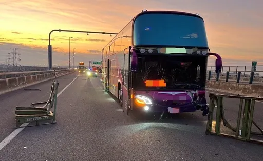 聯結車大型鐵架掉落國道　害3車輾過受損！肇事駕駛賠車損還得吃罰單