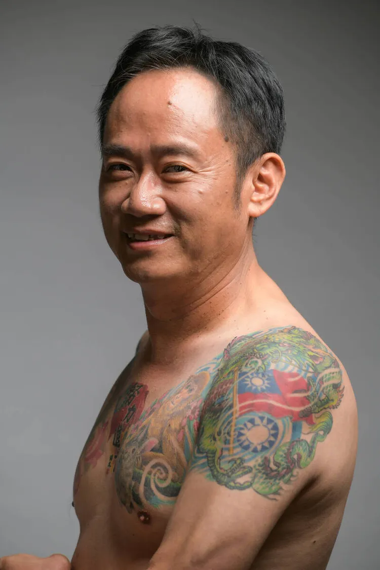 阮厚爵臂膀上刺有國旗及黨徽。阮厚爵競總提供