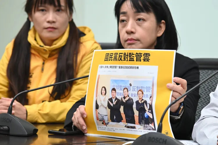 王婉諭說，作為四個孩子的媽媽立委，她更必須站出來請命。王辦提供