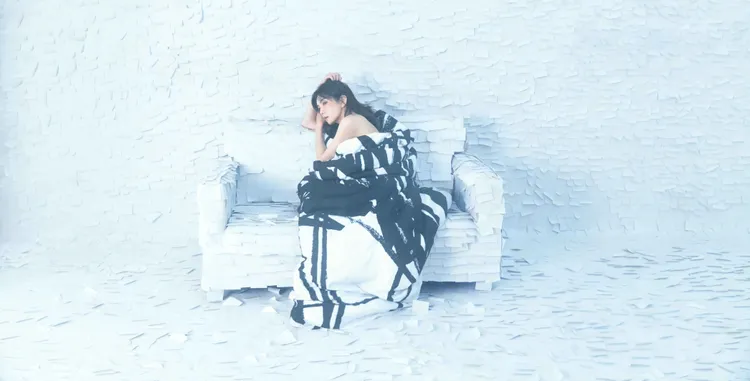 Ella造型特別，臉部畫上「凍傷妝」，穿上量身訂製的塗鴉被單。勁樺娛樂提供