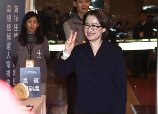 蕭美琴穿蔡英文戰袍現身政見會!  笑比這手勢