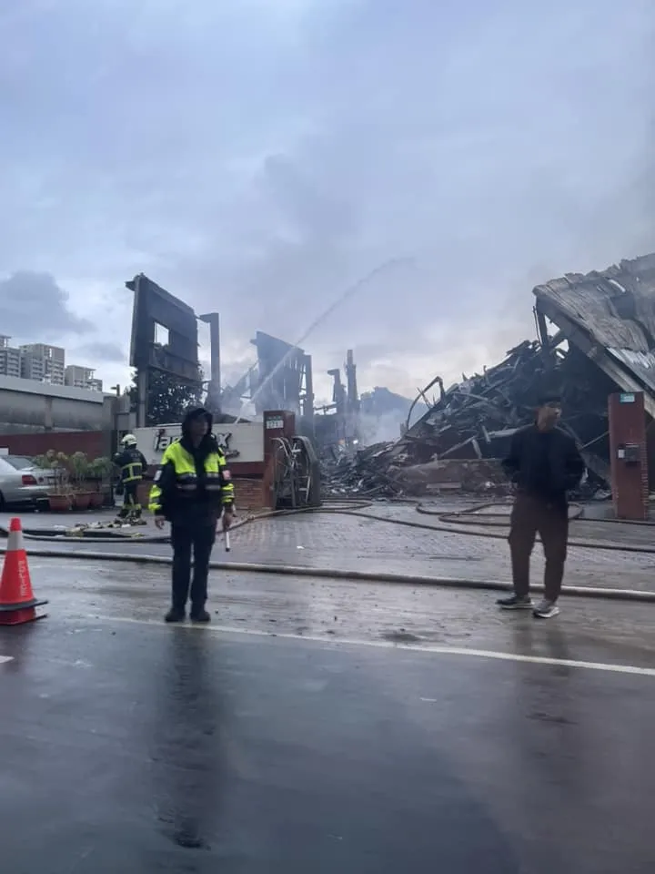 板橋工廠凌晨燒到今晨！翻攝臉書「我是板橋人」