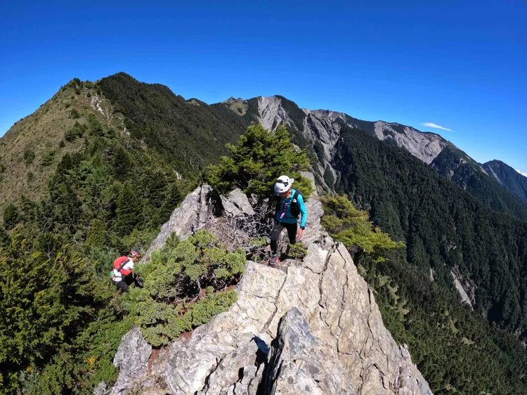 古明政（右）與周青探勘路線。活水文化事業有限公司提供
