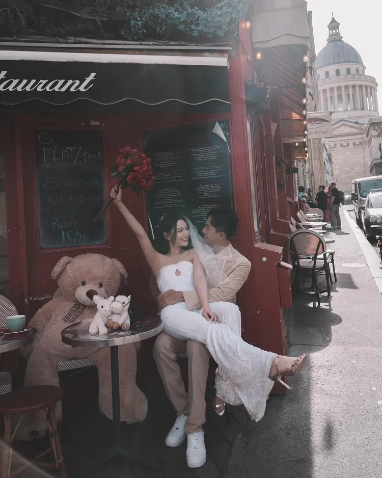 馬國明（右）和湯洛雯本月在蘇梅島舉行婚禮，也曝光多張在巴黎拍的婚紗照。翻攝roxannetong IG