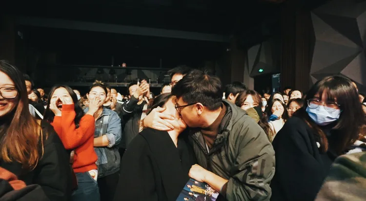 金曲樂團麋先生唱到一半，有歌迷在台下玩親親。相信音樂提供