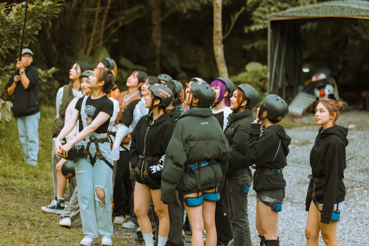 少女們挑戰高空滑索。踢帕娛樂提供