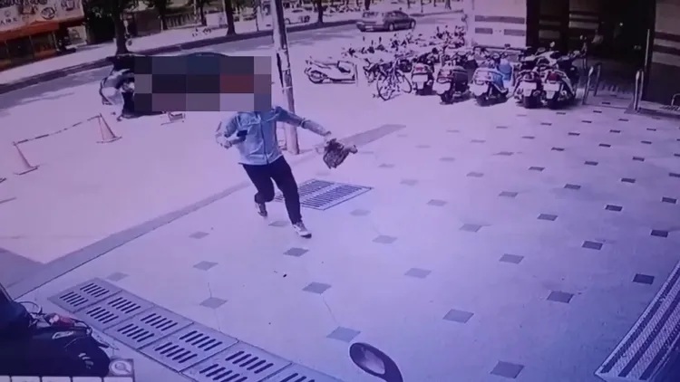 竹聯幫明仁會成員在被害人門前放豬頭。民眾提供