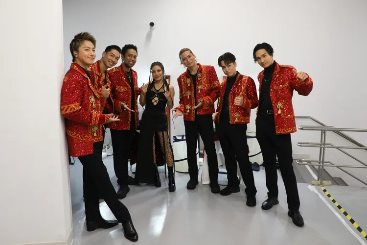 艾怡良擔任今晚的表演嘉賓，與SHOKICHI（右三）合唱。寬魚國際、LDH提供