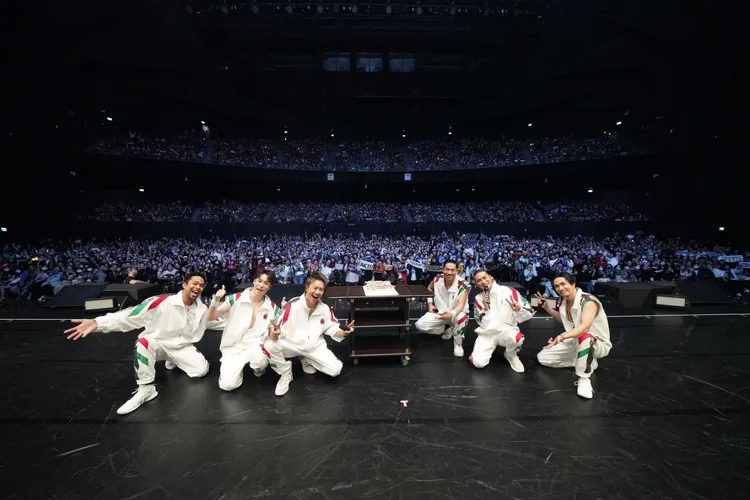 放浪兄弟成員幫昨天壽星TAKAHIRO（左三）慶生。寬魚國際、LDH提供