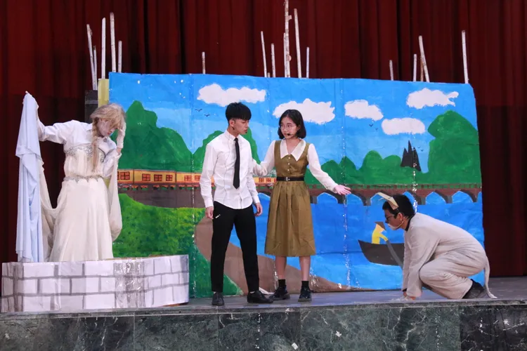 布景都是回收資源再利用。校方提供