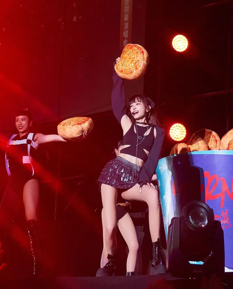 謝金燕今50歲生日，臉蛋及身材太逼人。翻攝謝金燕IG