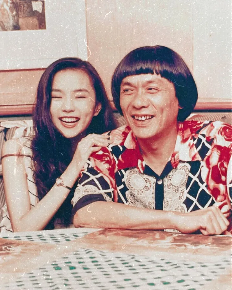 謝金燕19歲時與父親豬哥亮合照。翻攝謝金燕IG