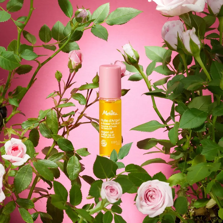 近日在小紅書爆紅的玫瑰堅果油滾珠筆，能輕鬆放進小廢包中，680元。品牌提供