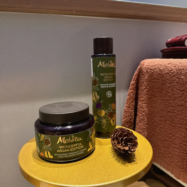 療程中會使用到期間限量上市的黃金堅果修護身體系列，黃金堅果油潤澤去角質霜150ml／980元、 摩洛哥堅果油100ml／2180元。張家玲攝