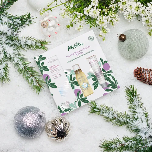 海洋光萃亮白禮盒，當中包含30ml海洋光萃亮白精華、10ml海洋光萃亮白霜、30ml百合花妍亮白潔顏油，2380元。品牌提供