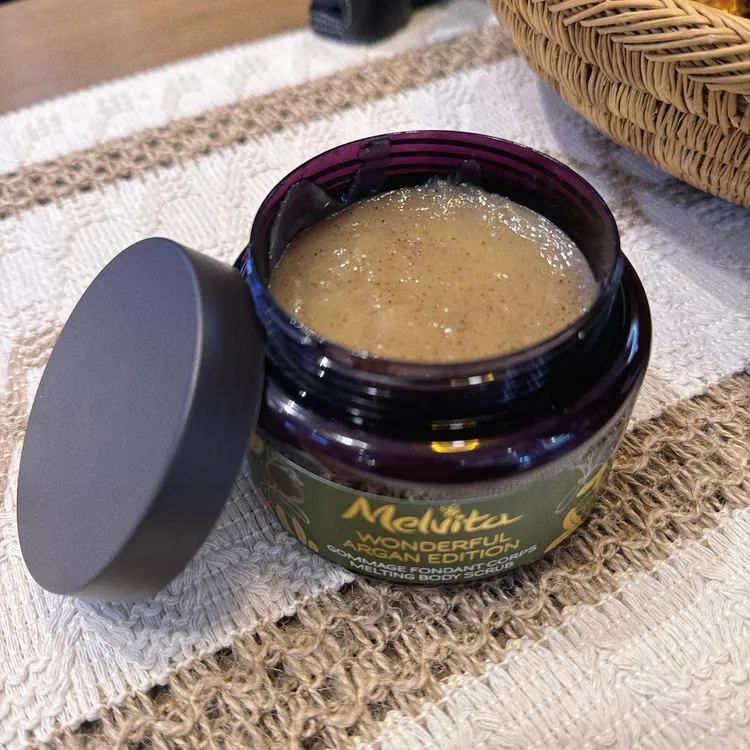 療程中用於背部大面積去角質的黃金堅果油潤澤去角質霜，150ml／980元。張家玲攝