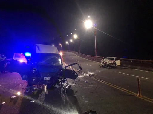 18歲男疑車速過快失控！迎面猛撞小貨車「車頭全毀」4人傷送醫