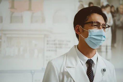 温昇豪《打怪任務》兼具溫柔與剛強 收治900位確診患者無怨無悔