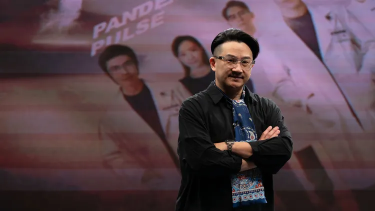 影評人膝關節主持《打怪任務》前導節目。大愛提供