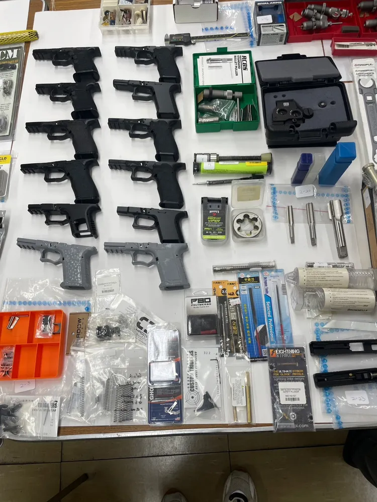 警方查獲克拉克槍身共12枝、改造克拉克手槍2枝（經鑑驗具殺傷力）以及長、短槍子彈數發。翻攝畫面