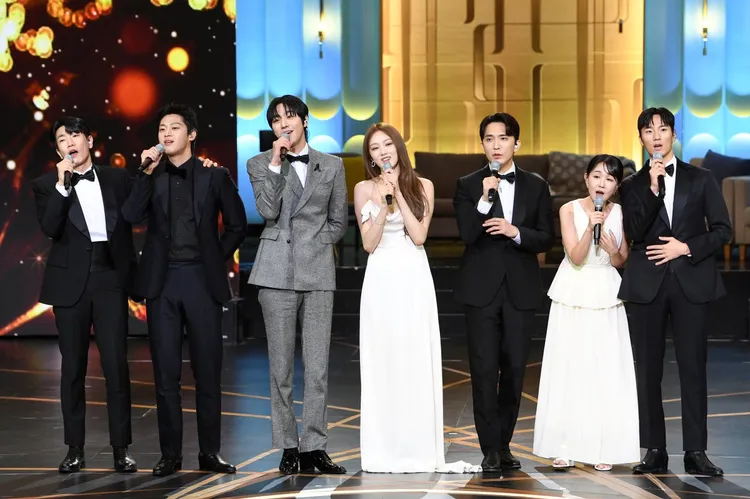 《浪漫醫生金師傅3》石垣醫院醫生拿到最佳團隊獎，還準備表演，獻唱劇中的歌曲。翻攝SBS